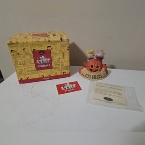 Hallmark Peanuts The Great Pumpkin Charlie Brown Lightup Figurine